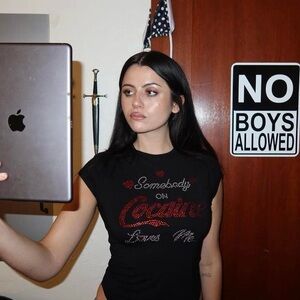 Omighty somebody on cocaine loves me tee